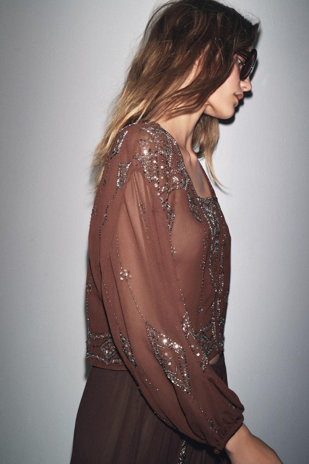 ZARA БЛУЗА ИЗ ЖОРЖЕТА С ВЫШИВКОЙ И БУСИНАМИ, КОРИЧНЕВЫЙ