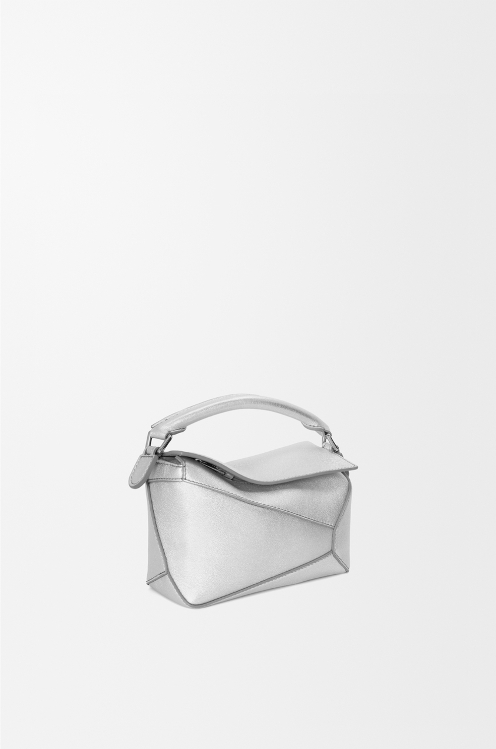 Loewe Мини-сумка Puzzle Edge из ламинированной овечьей кожи, серебряный