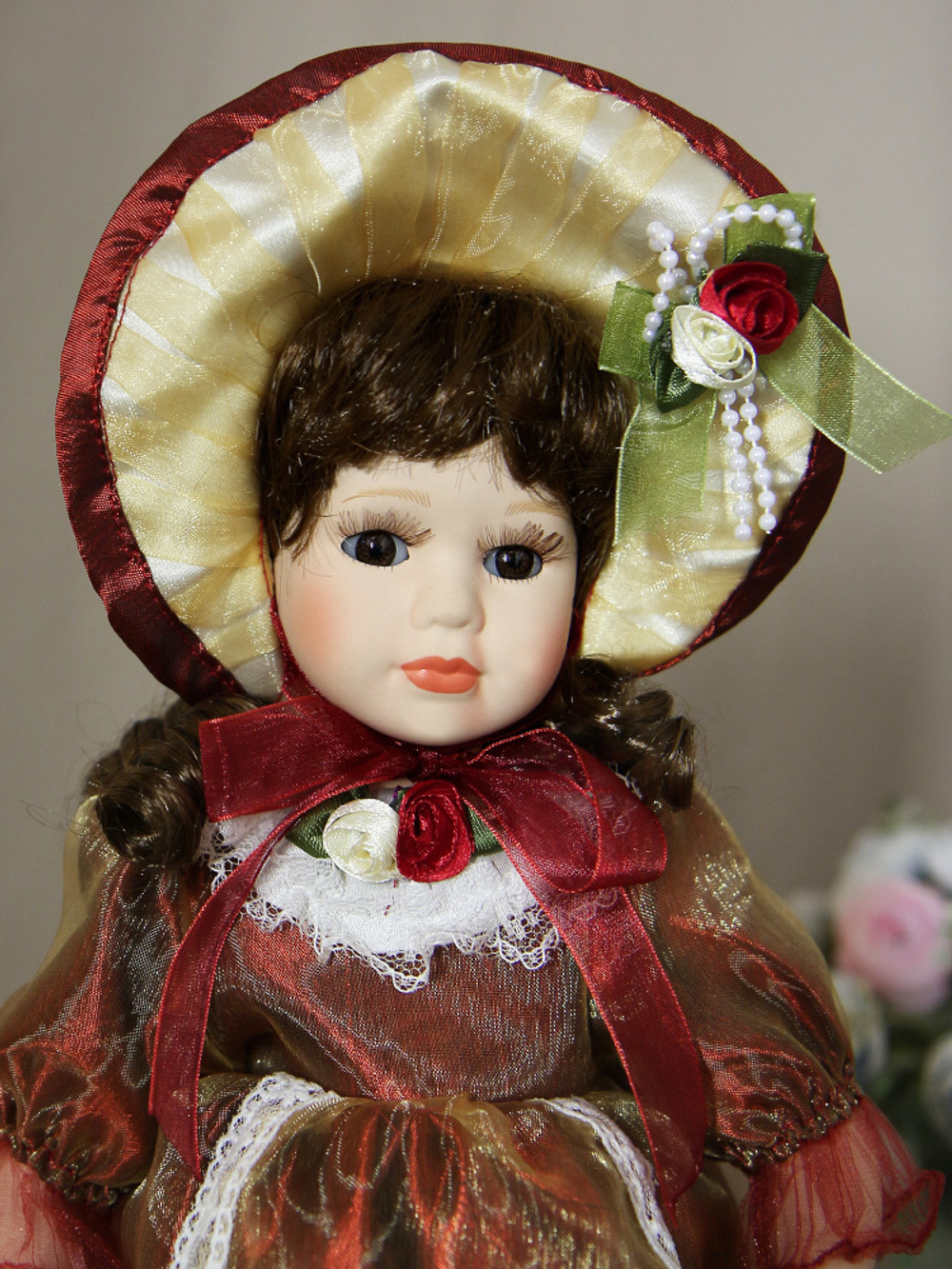 Кукла фарфоровая 12' на подставке