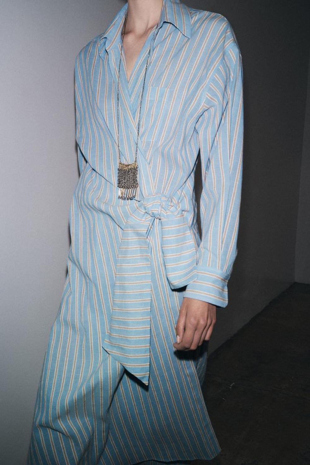 ZARA ПЛАТЬЕ НА ЗАПАХ В ПОЛОСКУ — ZW COLLECTION, СИНИЙ