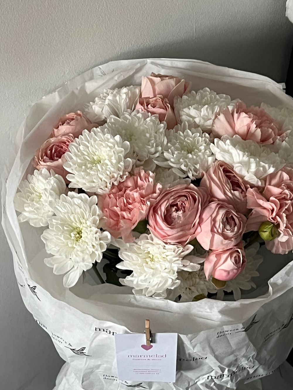 Букет из хризантемы, кустовой пионовидной розы и диантусов