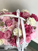 Цветочная корзина в розовых оттенках размер M