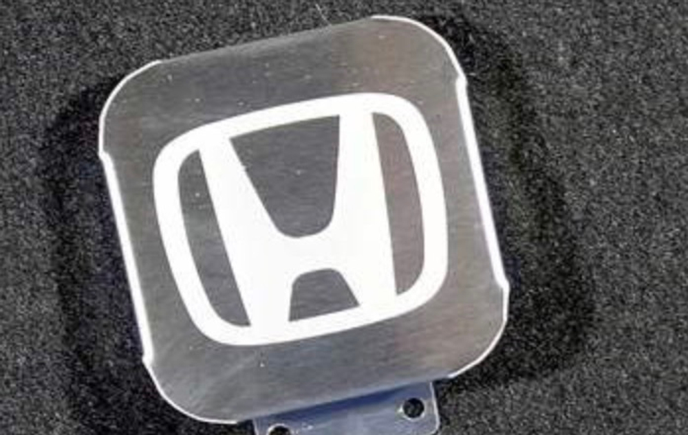 Заглушка на фаркоп под квадрат 50x50 с логотипом Honda, (нерж.сталь) TCUZHOND1