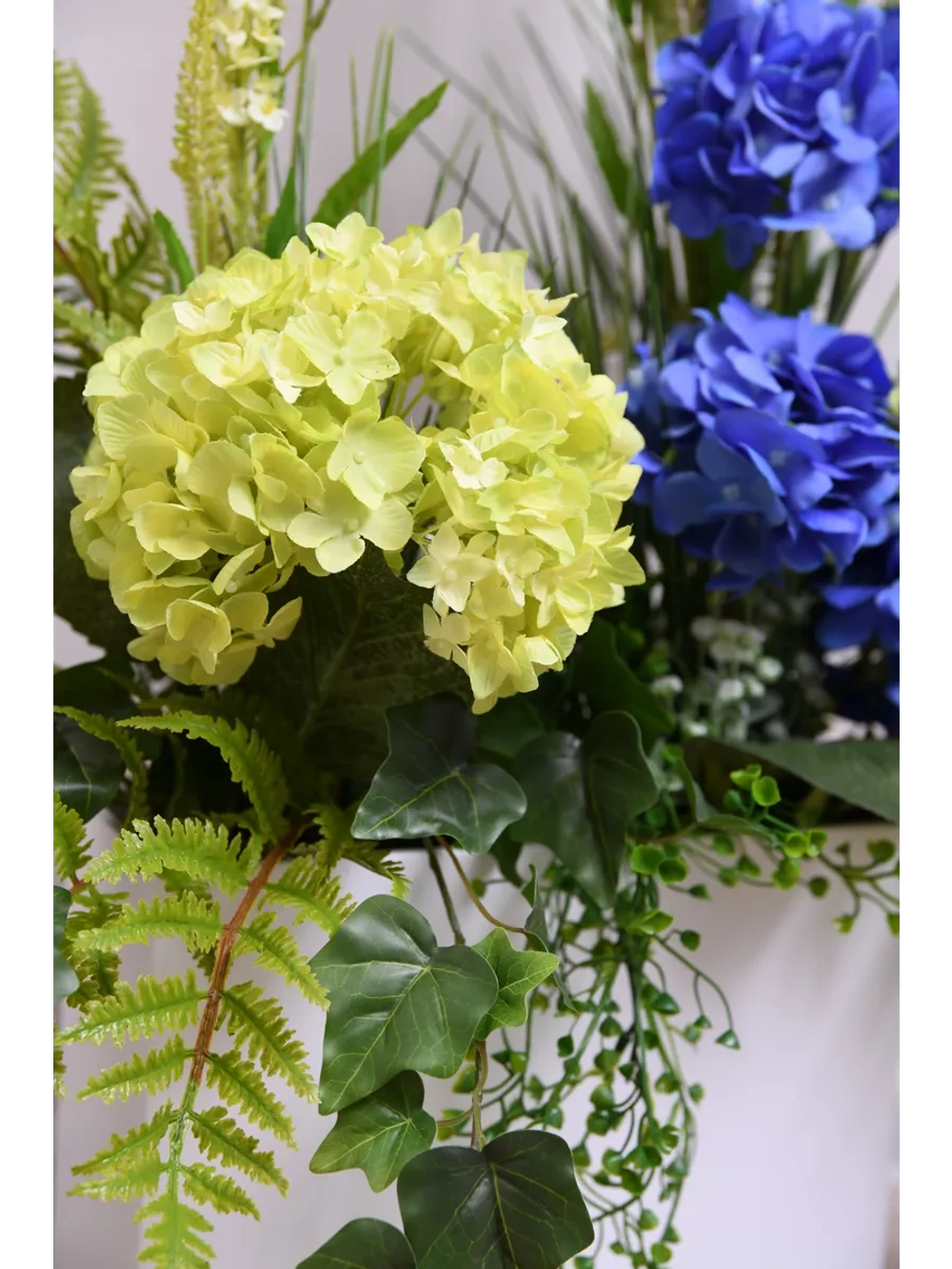 Напольная композиция из искусственных растений и цветов