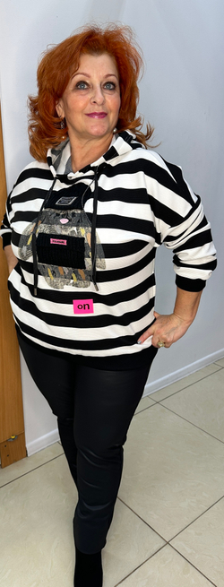 Полосатая толстовка с изображением зайца