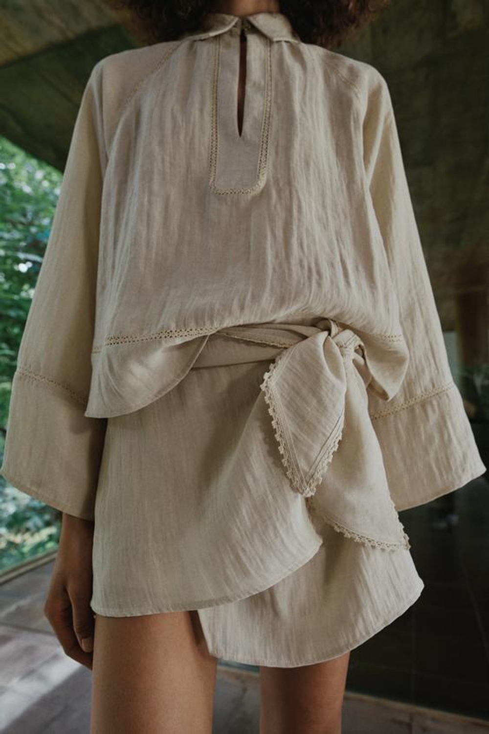 ZARA ЮБКА-ШОРТЫ С УЗЛОМ И КРУЖЕВОМ, СВЕТЛО-БЕЖЕВЫЙ