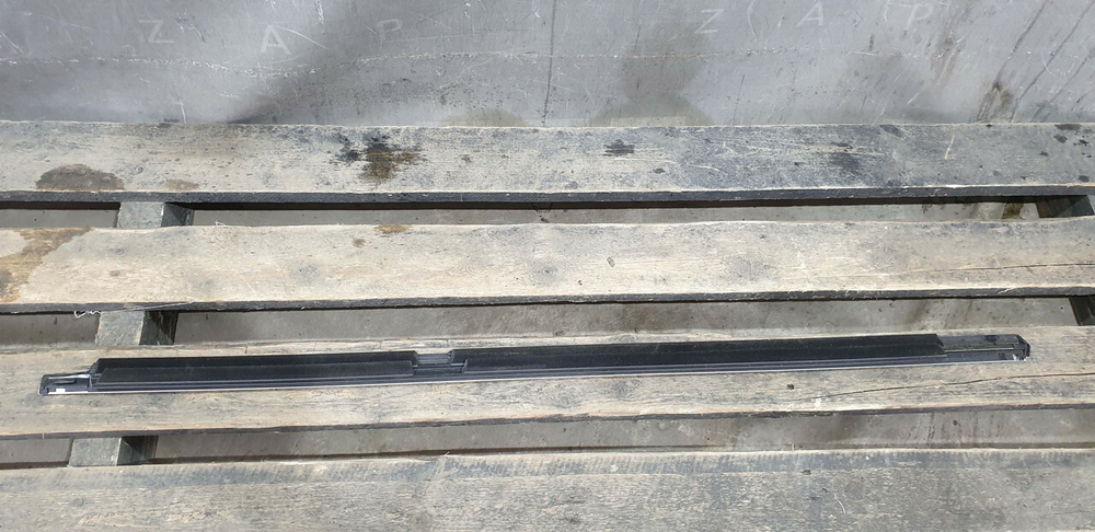 Молдинг двери задней левой Mercedes E (W213) 16-нв Б/У Оригинал A2137300124