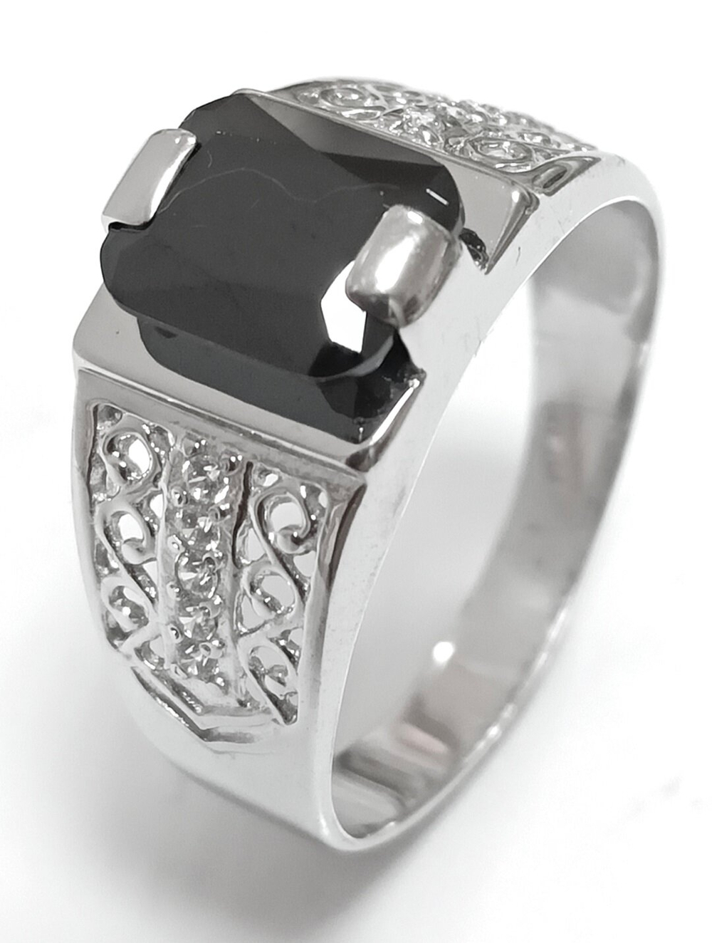 Ювелирное кольцо из серебра 925 пробы с фианитом