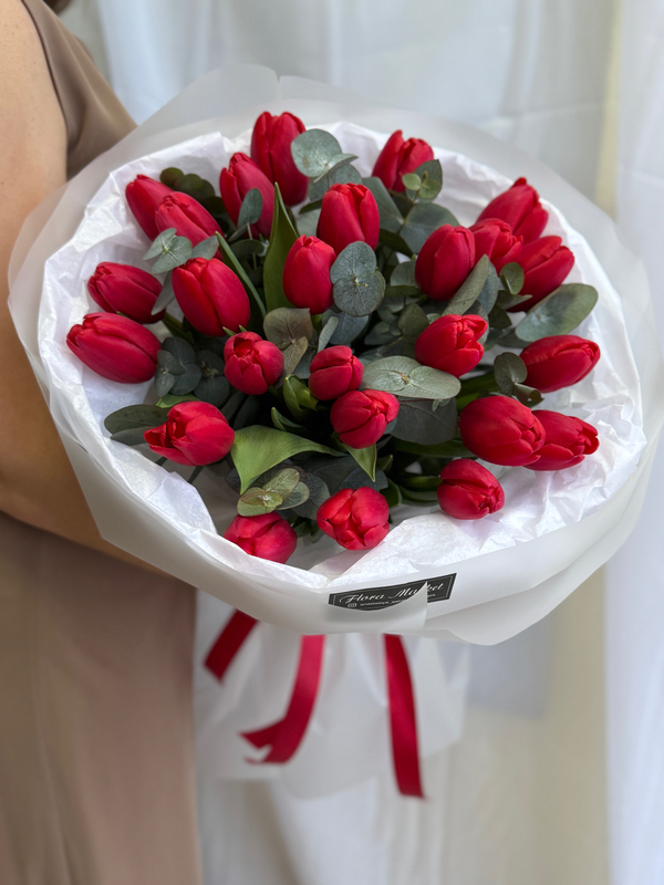 Красные тюльпаны премиум сорта и эвкалипт в воздушном оформлении от Флора Маркет