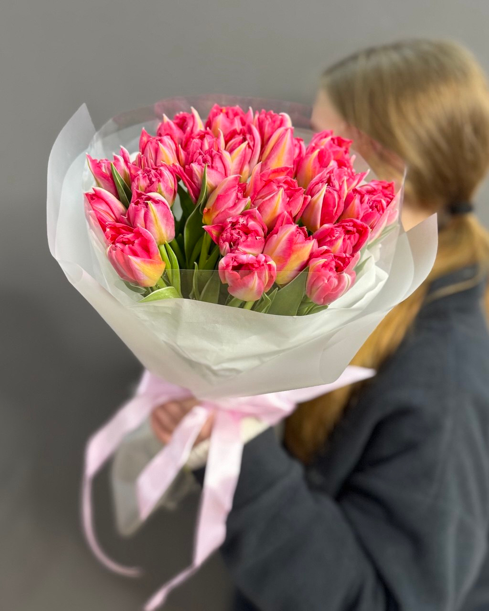 Букет с 25 розовыми пионовидными тюльпанами
