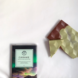 Молочный шоколад с мятной карамелью, белым шоколадом и чаем матча "Сияние" (100г)