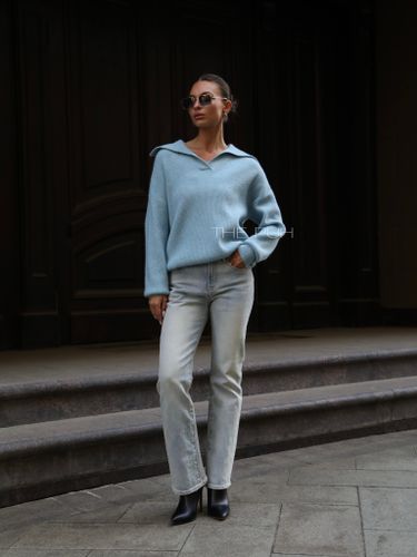 Голубой шерстяной свитер с откидным воротником