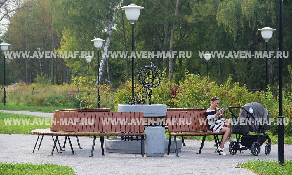 Скамейка на металлическом каркасе