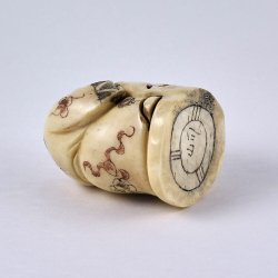 Нэцкэ Молодой монах поймал акулу