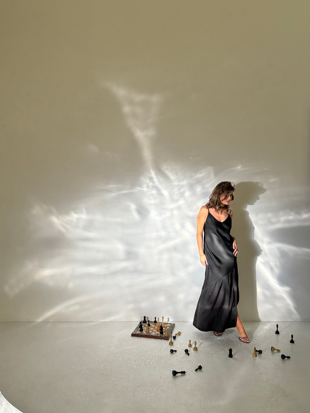 Платье на тонких бретелях черное