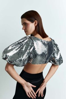 Укороченный топ из пайеток с объемными рукавами
