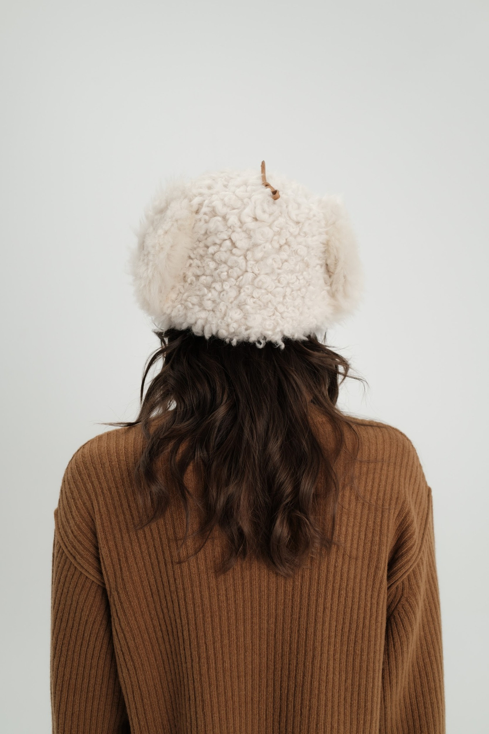 Белая шапка-ушанка