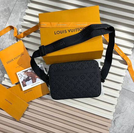 Сумка-мессенджер Louis Vuitton