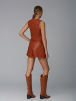 Женские кожаные шорты рыжие с отворотами