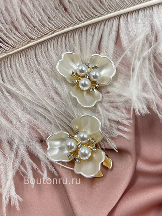 Накладка на пуговицу золотистая в форме цветка с белыми лепестками и жемчугом