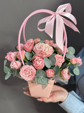 Сумочка с кустовыми розами "Madam Bombastic" и эвкалиптом