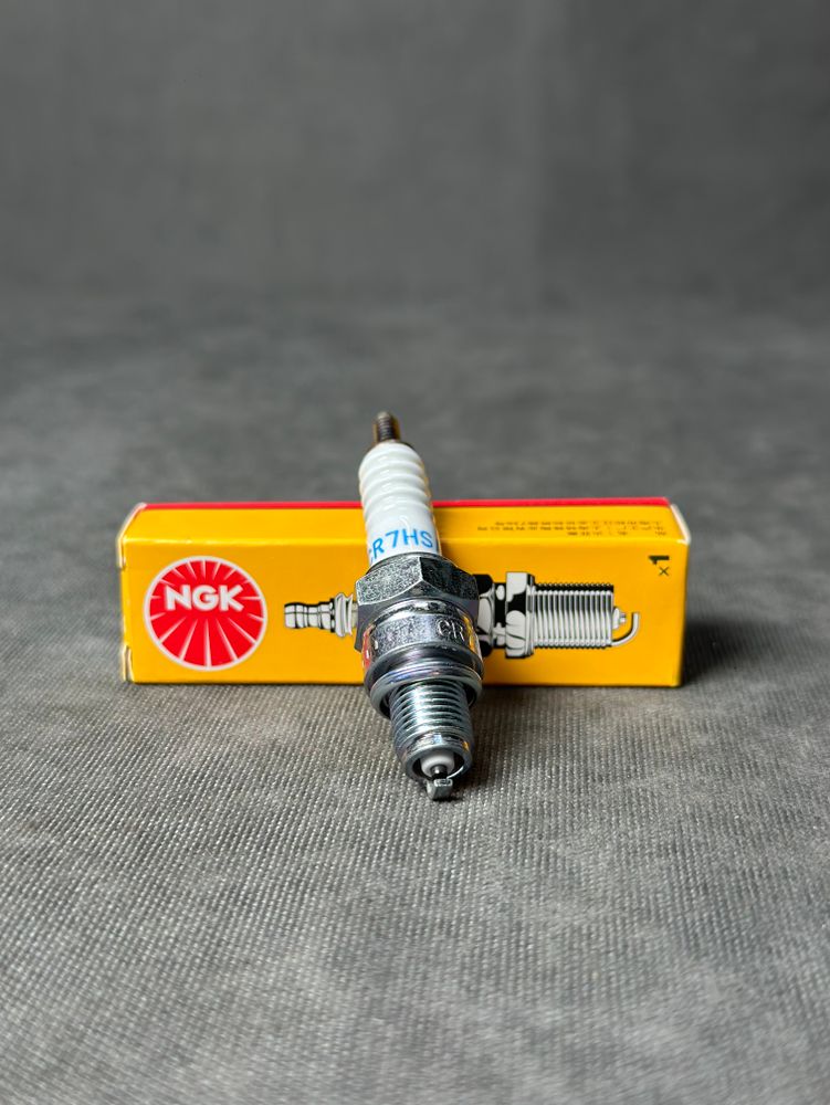 Свеча зажигания NGK CR7HSA (4549) Свеча зажигания NGK CR7HSA (4549)