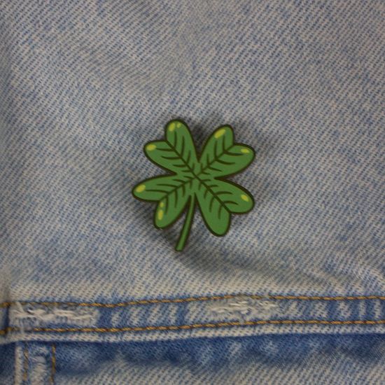 Деревянный значок. Клевер