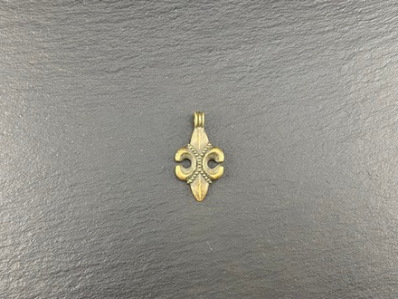 Подвеска. Лилия