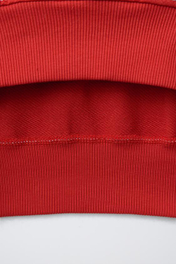 ZARA КОМПЛЕКТ ИЗ ФУТБОЛКИ И ШОРТОВ ИЗ ФУТЕРА С ОТДЕЛОЧНОЙ СТРОЧКОЙ, КРАСНЫЙ