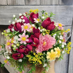 Композиция с весенними цветами для декора