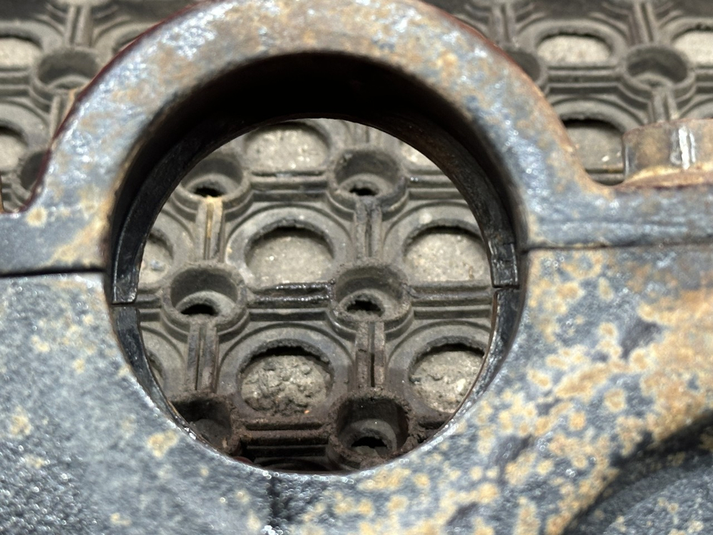 Кронштейн пневморессоры левый 2023г