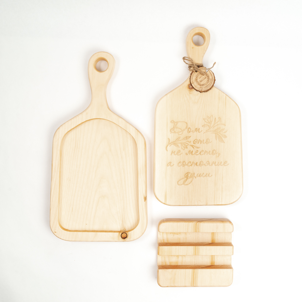Набор из двух разделочных досок на подставке одна с гравировкой "Дом - это не место, а состояние души", вторая с выборкой. RDN26