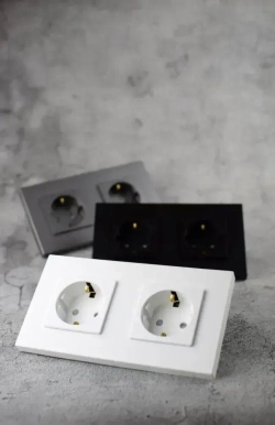 Розетки белые с заземлением, двойная розетка с защитными шторками