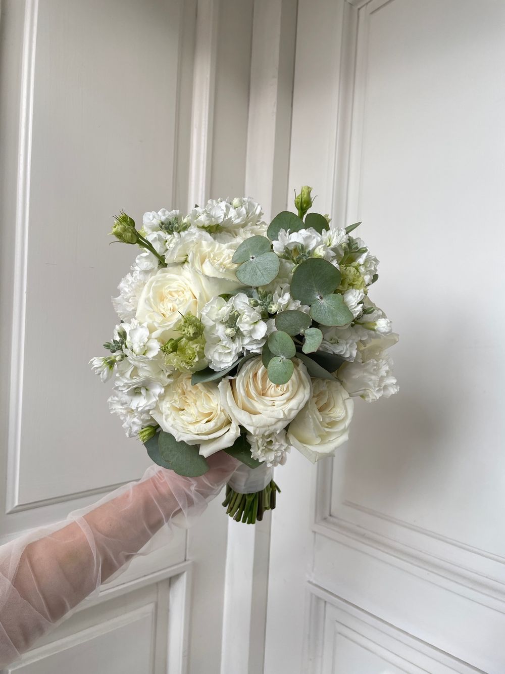 Свадебный букет из лизиантуса, эвкалипта, одноголовых роз и маттиолы