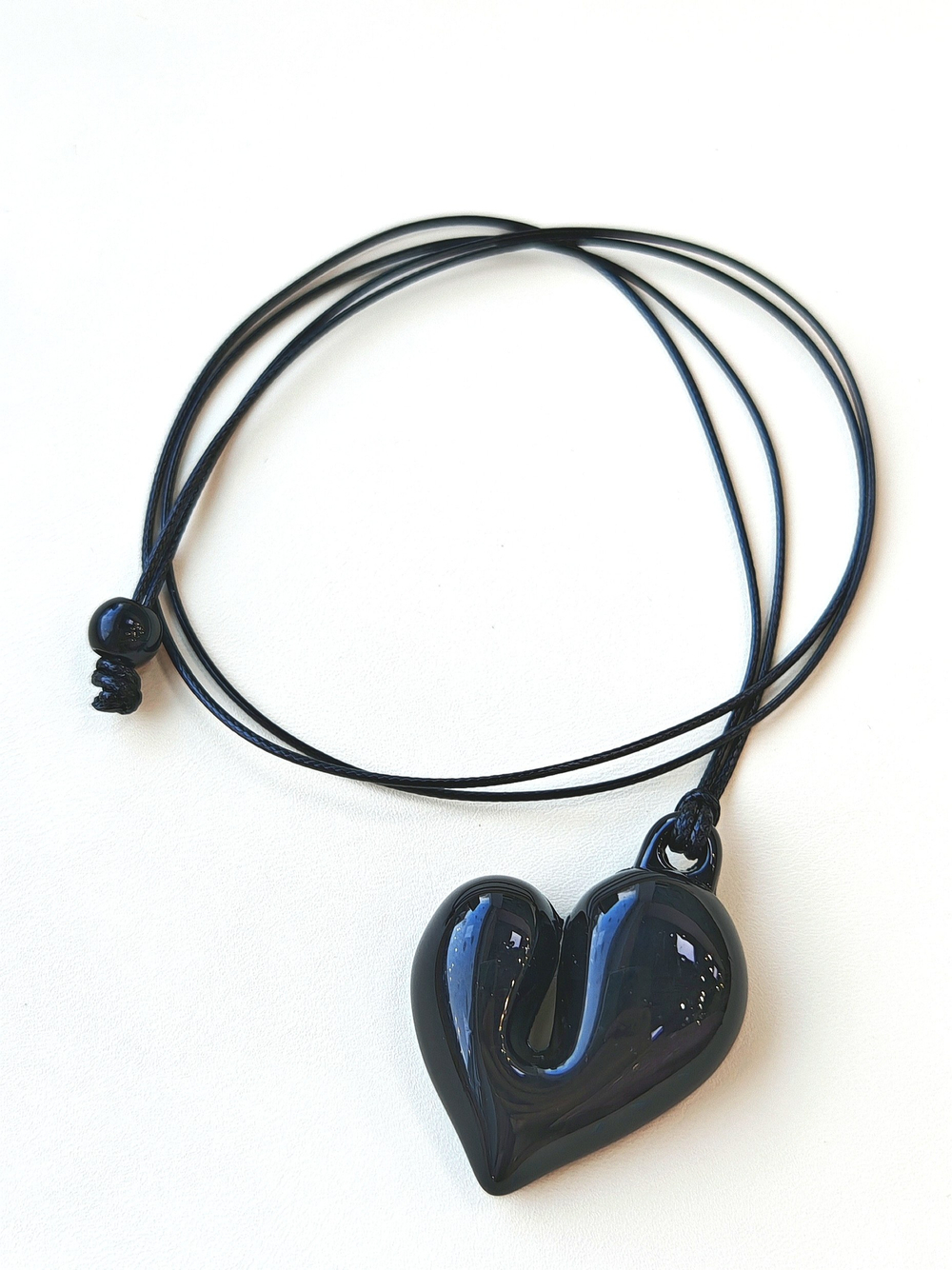 п3235-ч Подвеска акрил "Сердце пухлое" 35*32мм со шнуром, черное