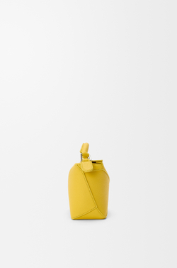 Loewe Мини-сумка Puzzle Edge из мягкой зернистой телячьей кожи, желтый