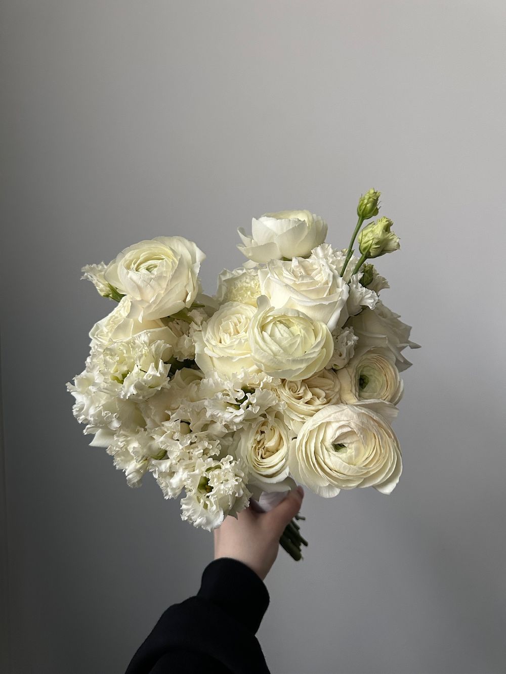 Свадебный букет из ранункулюсов, лизиантуса и одноголовых роз