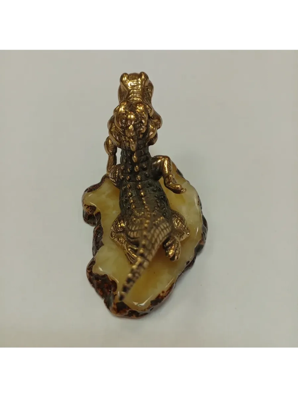 Бронзовая статуэтка на янтаре