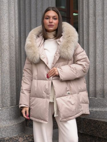 Бежевый пуховик с капюшоном и мехом песца