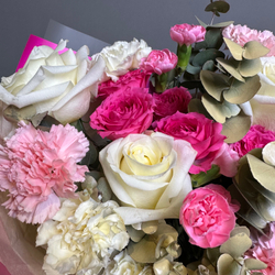Букет 'Барби мини " розы кустовые ,диантус,эвкалипт