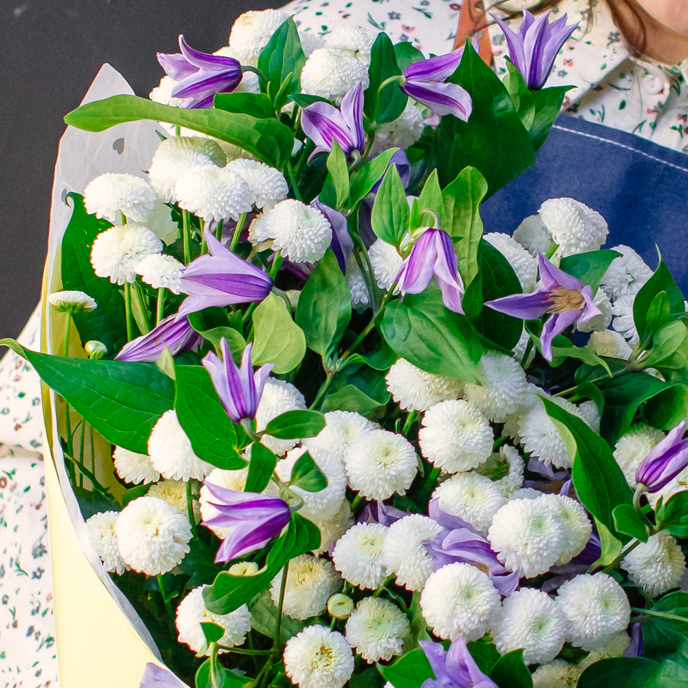 2. Объемный стойкий букет с клематисом и хризантемами