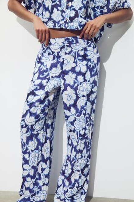 ZARA БРЮКИ С ЦВЕТОЧНЫМ ПРИНТОМ, СИНИЙ/БЕЛЫЙ