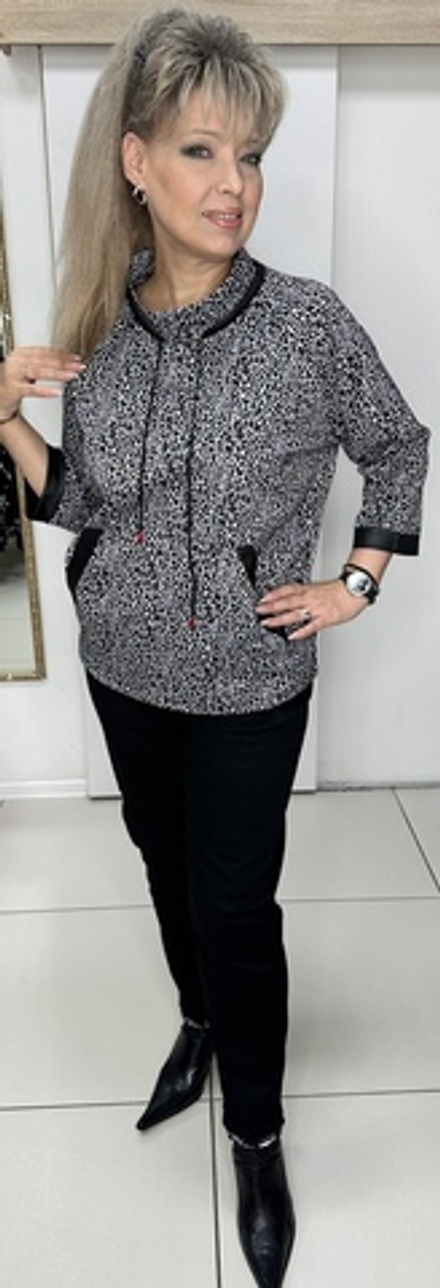 Пестрый блузон с кармашками на большие размеры