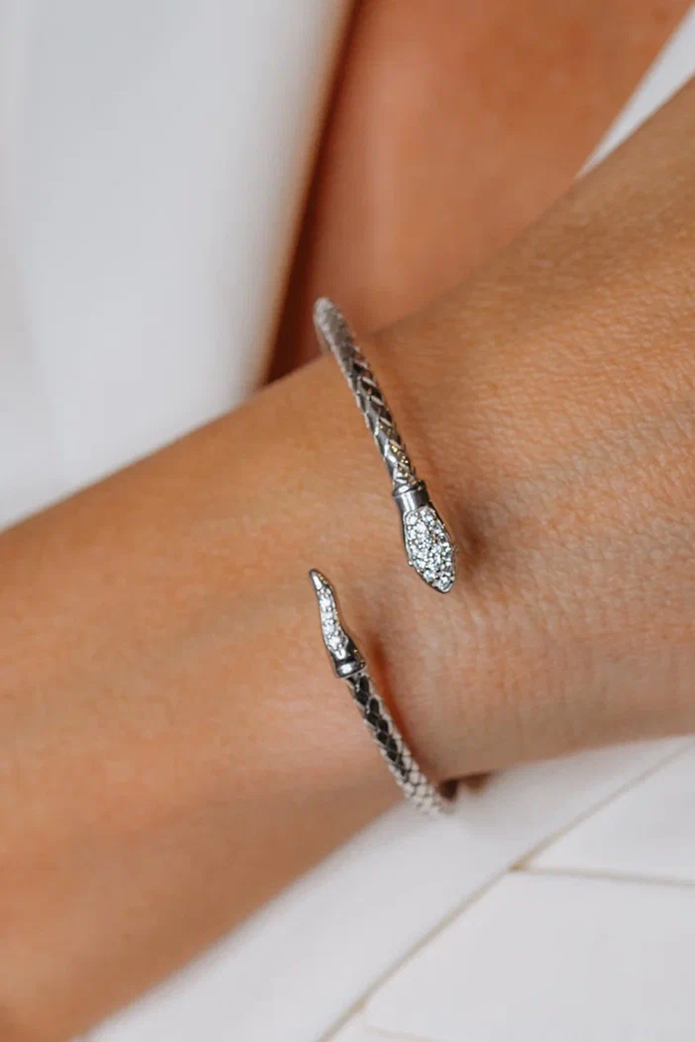 Браслет "Змея" с кристаллами в серебре