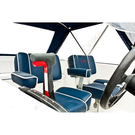 Стеклопластиковая лодка NISSAMARAN Laker V 450 ( с креслами и реллингами )