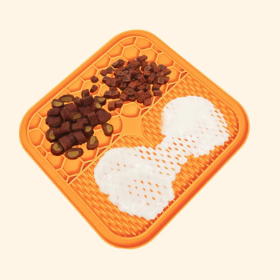 Силиконовая миска на присосках для лизания, медленного кормления 20х20х1 rich breed м-5 оранжевый