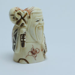 Нэцкэ Фукурокудзю с веером и мешком риса через плечо