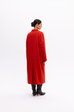 Красное двубортное пальто