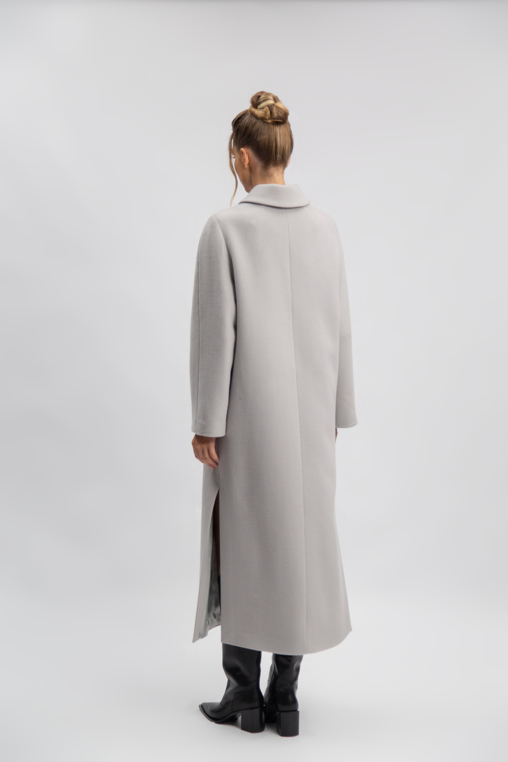 Пальто двубортное с боковыми разрезами и накладными карманами