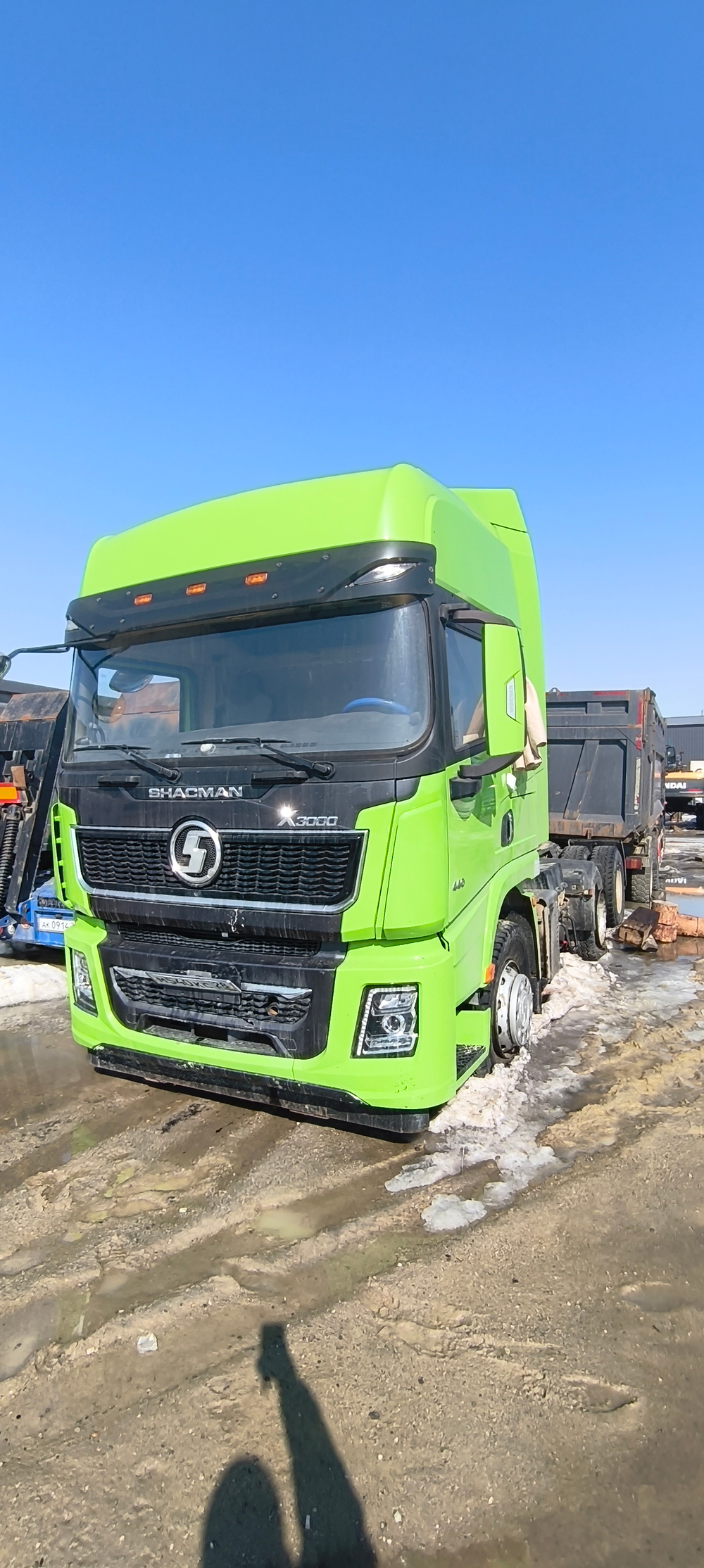 Shacman (Shaanxi) SX* 6x4 Седельный тягач SX42584W324C (Дизельный, 10,8 л, 441 л.с., МТ)